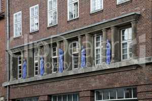 Blaue Statuen an einem Haus in Schwerin