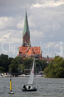 Blick vom See auf den Schweriner Dom mit Segelboot
