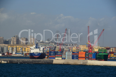 bunte kontainer im hafen