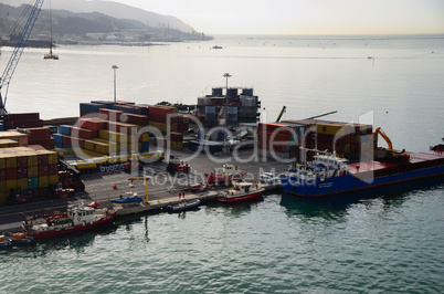 kontainer schiffe und fahrzeuge