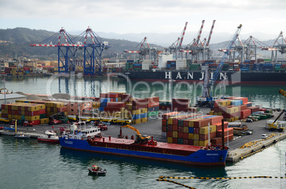 kontainerhafen in italien