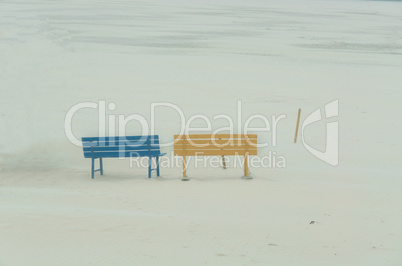 Sitzbänke im Sandsturm
