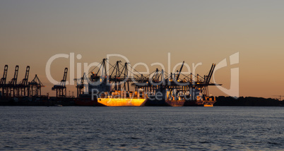 Hamburger Hafen im Sonnenuntergang