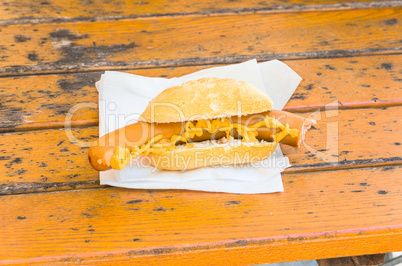 Bockwurst mit Senf im Brötchen.