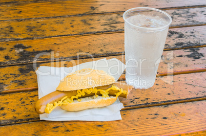 Bockwurst, Senf im Brötchen und Mineralwasser