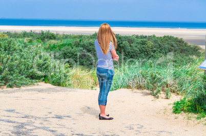 Junge  Frau mit Blick auf das Meer.