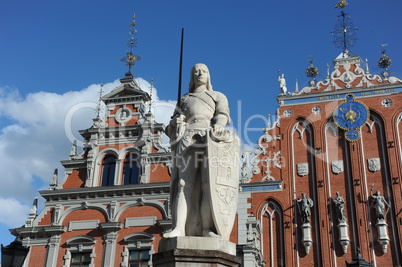 Riga mit dem schwarzhäupterhaus und der Rolands-Statue