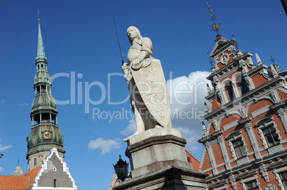 Riga mit dem schwarzhäupterhaus und der Rolands-Statue