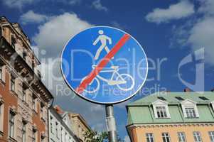 Radfahrer und Fussgänger verboten