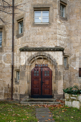 alte Holztür Eingang Mauerwerk