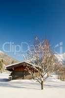 kleine verschneite Holzhütte