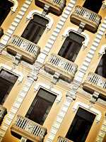 Detail einer gelben Hausfront in Havanna