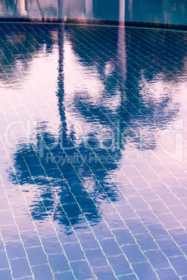Blauer gefliester Boden eines Pools unter klarem Wasser