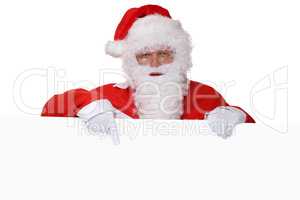 Weihnachtsmann Nikolaus mit Bart zeigt an Weihnachten auf Schild