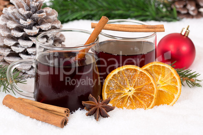 Glühwein an Weihnachten im Winter Getränk Alkohol Dekoration m