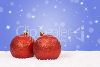 Rote Weihnachtskugeln Weihnachten Dekoration mit Schnee und Schn