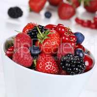 Beeren Früchte in Schüssel mit Erdbeeren, Himbeeren und Kirsch