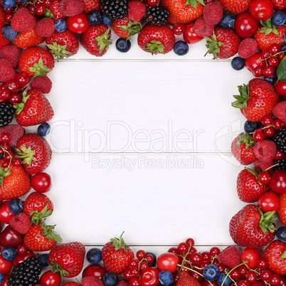 Beeren Früchte Rahmen mit Erdbeeren, Himbeeren, Blaubeeren und