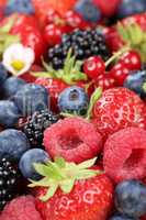 Beeren Früchte mit Erdbeeren, Blaubeeren, Himbeeren und Kirsche