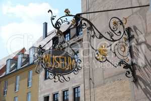 Museumsschild in Nürnberg