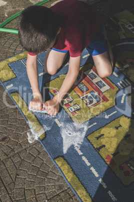 Child clean a carpet