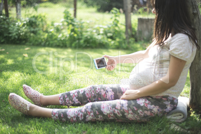 Pregnant women with smartphone.