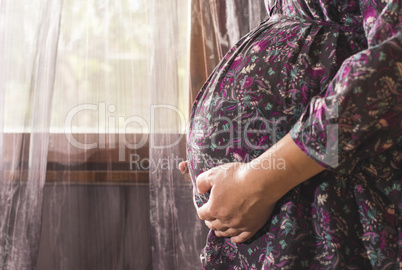 Pregnant women to the window