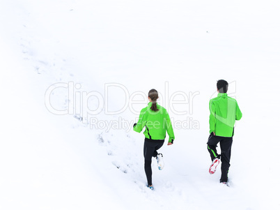 Päärchen joggt mit Hund