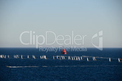 rotes schiff und segelboote