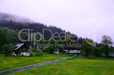 berglandschaft und haeuser