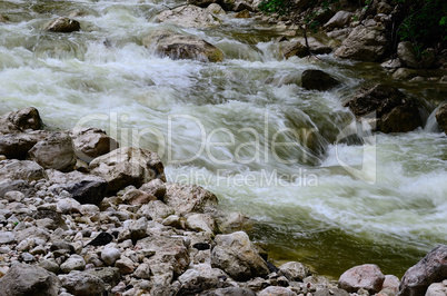 wildbach im gebirge