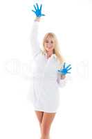 Blonde Frau mit blauen Händen