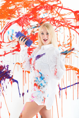 Frau malt eine Wand mit Farbe an