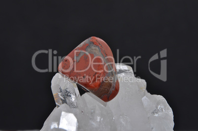 Jaspis auf Bergkristall