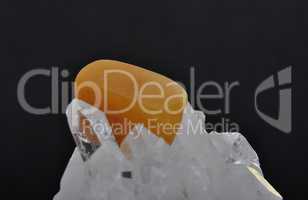 Orangen Calcit auf Bergkristall