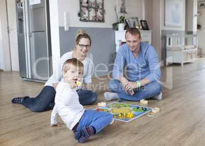 Junge spielt mit Eltern