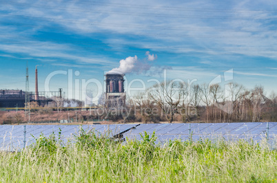 Altes Kraftwerk mit Solaranlage