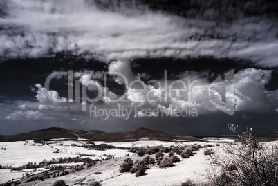 Landschaft mit Wolken in infrarot