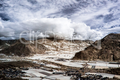 Berge und Wolken in infrarot