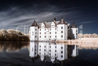 Schloss am See in infrarot