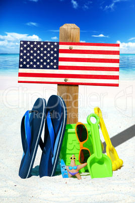 Holzschild mit USA Flagge am Strand