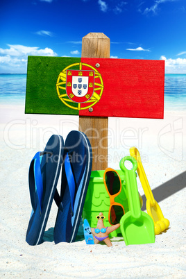 Holzschild mit Portugal Flagge am Strand