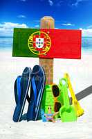 Holzschild mit Portugal Flagge am Strand