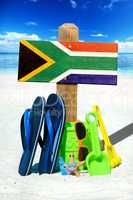 Holzschild mit Südafrika Flagge am Strand