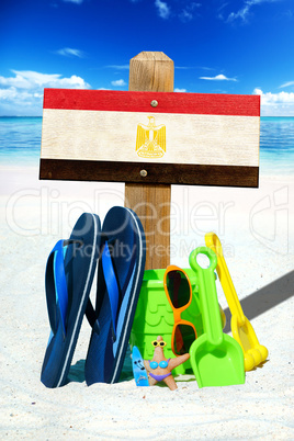 Holzschild mit Ägypten Flagge am Strand