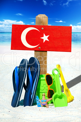 Holzschild mit Türkei Flagge am Strand