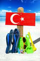 Holzschild mit Türkei Flagge am Strand