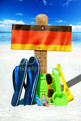 Holzschild mit Deutschland Flagge am Strand