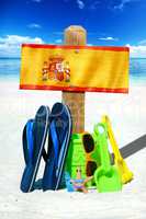 Holzschild mit Spanien Flagge am Strand