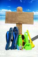 Strandspielzeug, Flip Flops und großes Holzschild